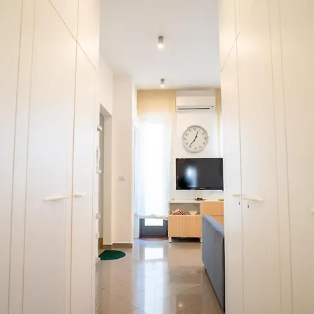 Spacious With Fast Wi-fi And Private Terrace Apartment *